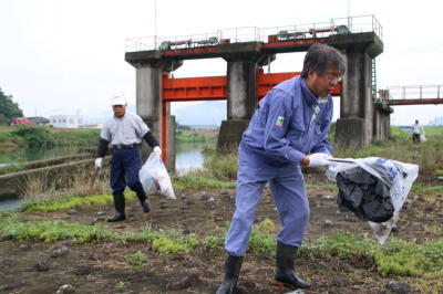 河川清掃の様子