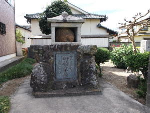 東南の投げ石