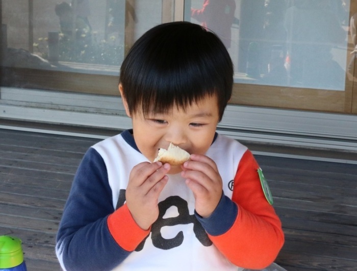 パンを食べる子どもの写真1