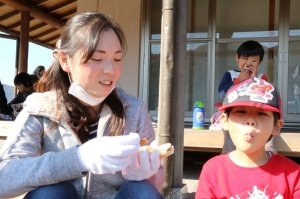 パンを食べる親子の写真