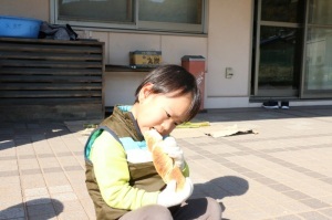パンを食べる子どもの写真3