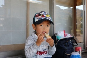 パンを食べる子どもの写真2