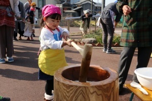 のびすくでのもちつきの様子写真2