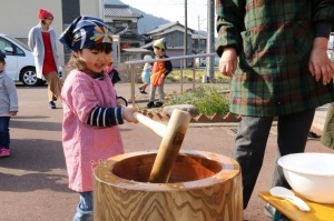 のびすくでのもちつきの様子写真3