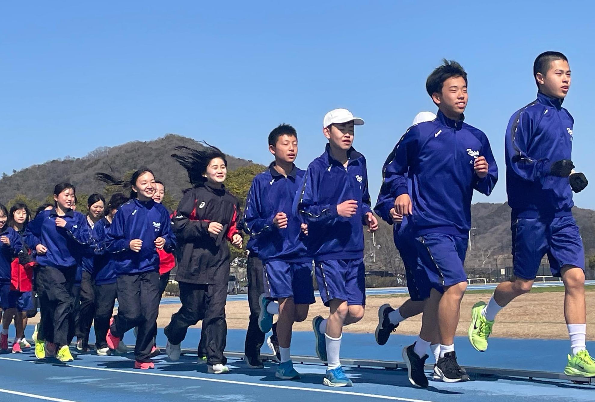 総合公園陸上競技場での部活風景