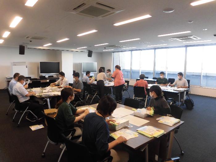 ちらし仕分け作業風景