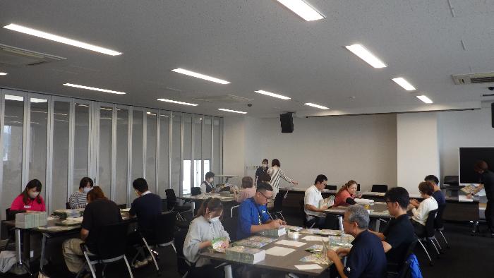 事業所の皆さんが集まってチラシの仕分けをしている風景